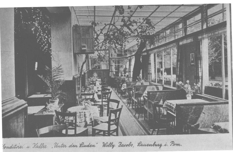 Konditorei und Kaffe Unter den Linden , czyli kawiarnia pod lipą (którą zresztą widać w środku). Mieściła się przy Salvatorplatz (obecnym pl. Kopernika) foto.lebork.org-315.JPG